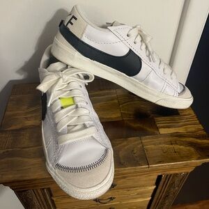 Nike Men’s Blazer Jumbo Low Sneaker